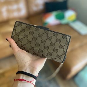 Gucci wallet on chain